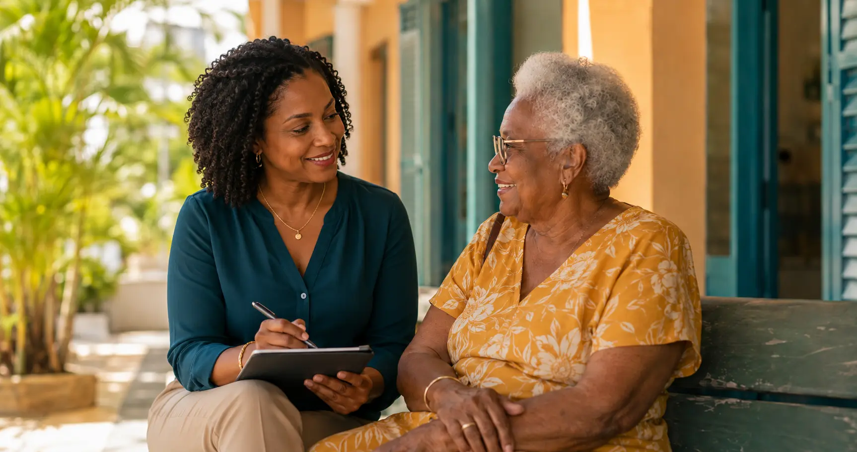Coordinatrice Novaelle Services accompagnant une personne âgée à un rendez-vous médical en Martinique